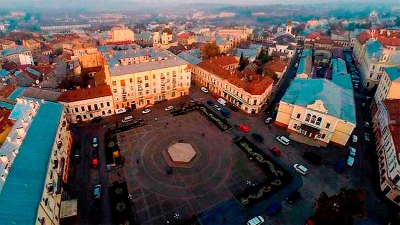 площа філармонії чернівці