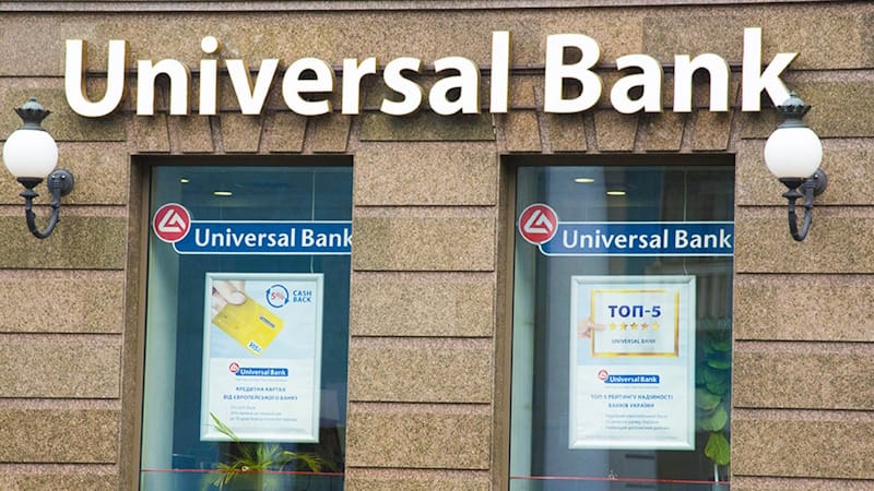 у касах Універсал Банку