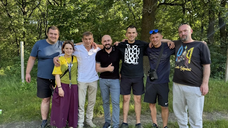 Учасники програми центру «Джерело» разом із фахівцями на виїзді в ліс